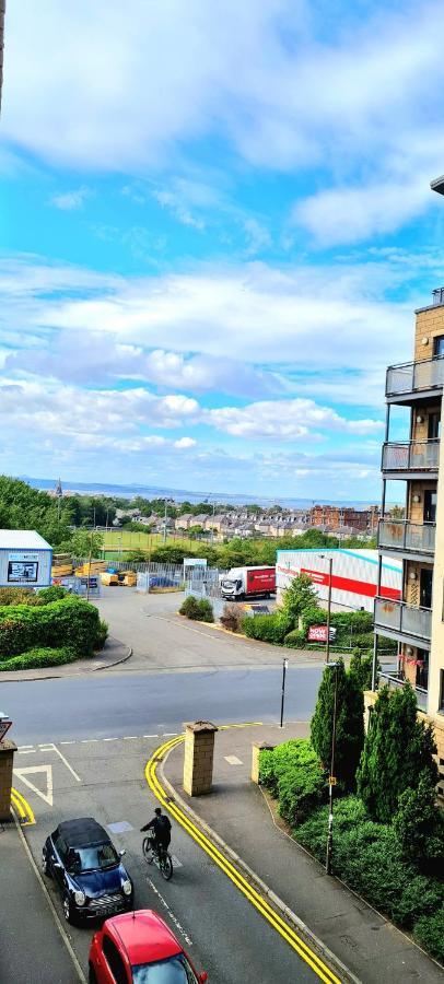 Elegant 2 Bedroom City Centre Apartment - Free Parking - Private Balcony EDI Kültér fotó