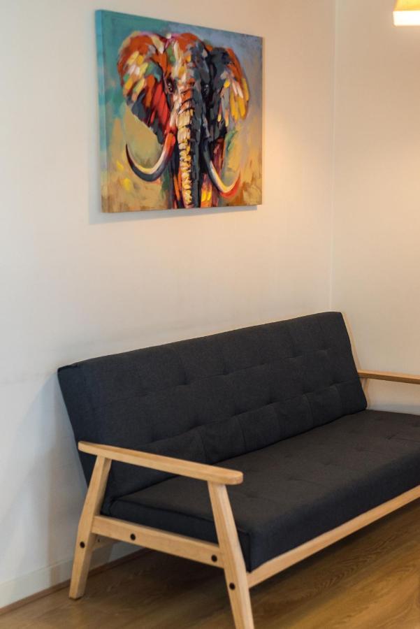 Elegant 2 Bedroom City Centre Apartment - Free Parking - Private Balcony EDI Kültér fotó