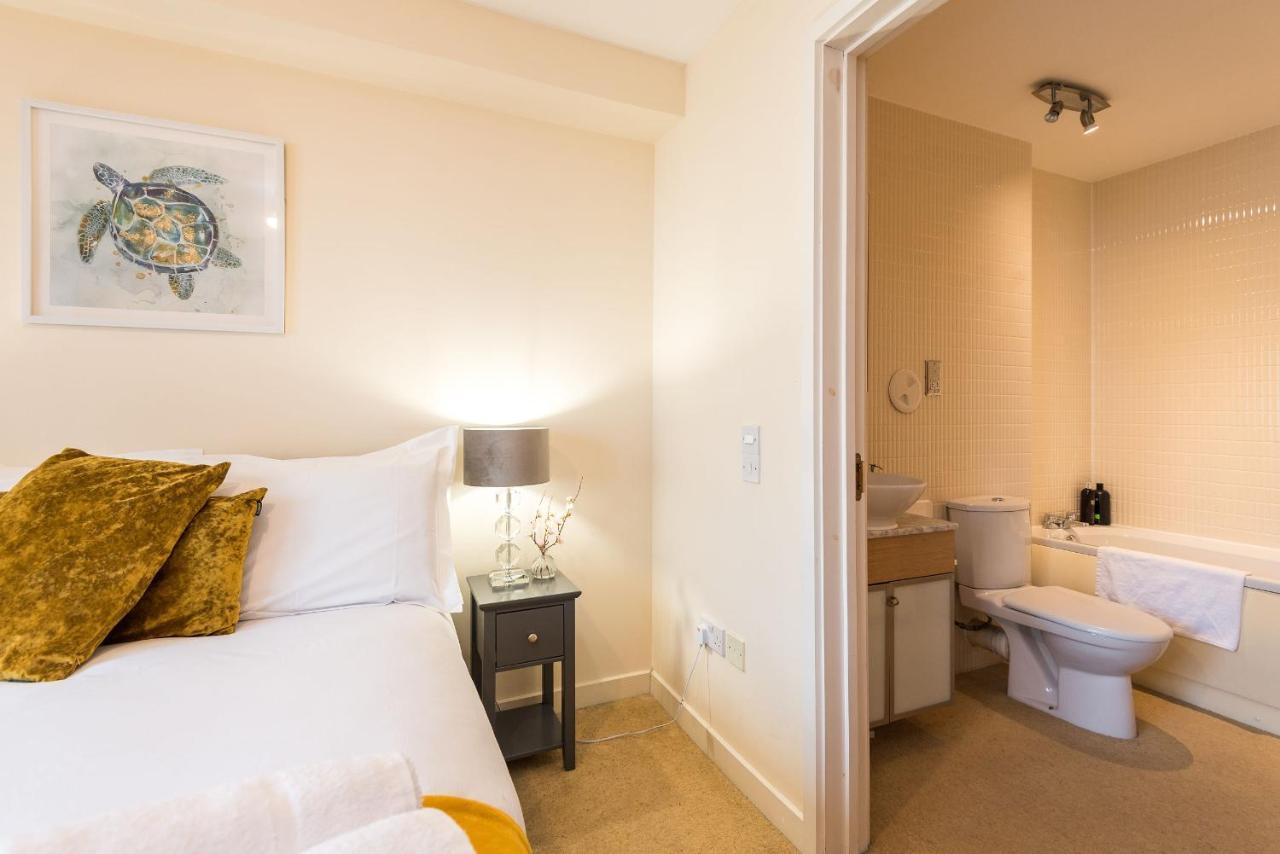 Elegant 2 Bedroom City Centre Apartment - Free Parking - Private Balcony EDI Kültér fotó