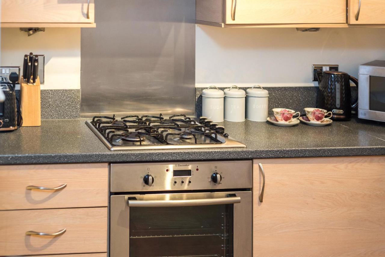 Elegant 2 Bedroom City Centre Apartment - Free Parking - Private Balcony EDI Kültér fotó