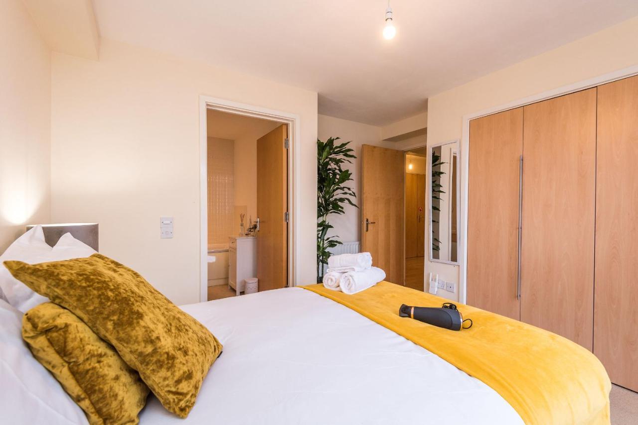 Elegant 2 Bedroom City Centre Apartment - Free Parking - Private Balcony EDI Kültér fotó