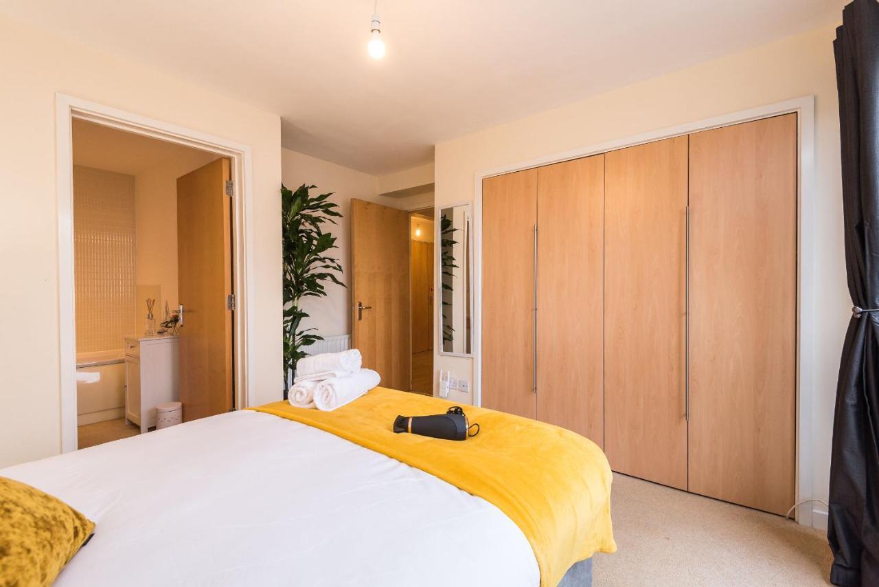 Elegant 2 Bedroom City Centre Apartment - Free Parking - Private Balcony EDI Kültér fotó