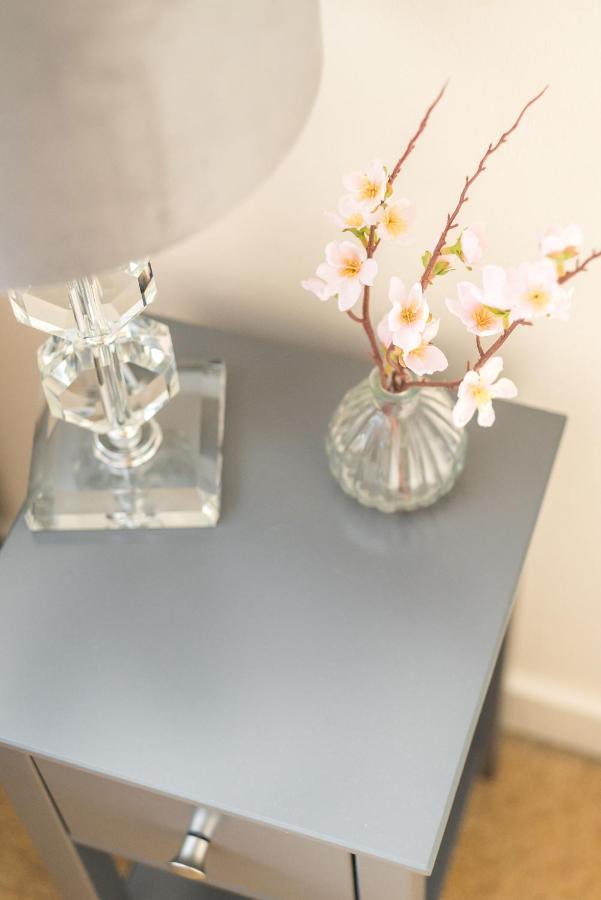 Elegant 2 Bedroom City Centre Apartment - Free Parking - Private Balcony EDI Kültér fotó