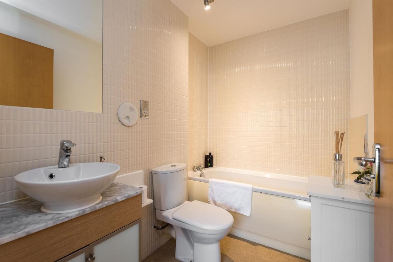 Elegant 2 Bedroom City Centre Apartment - Free Parking - Private Balcony EDI Kültér fotó