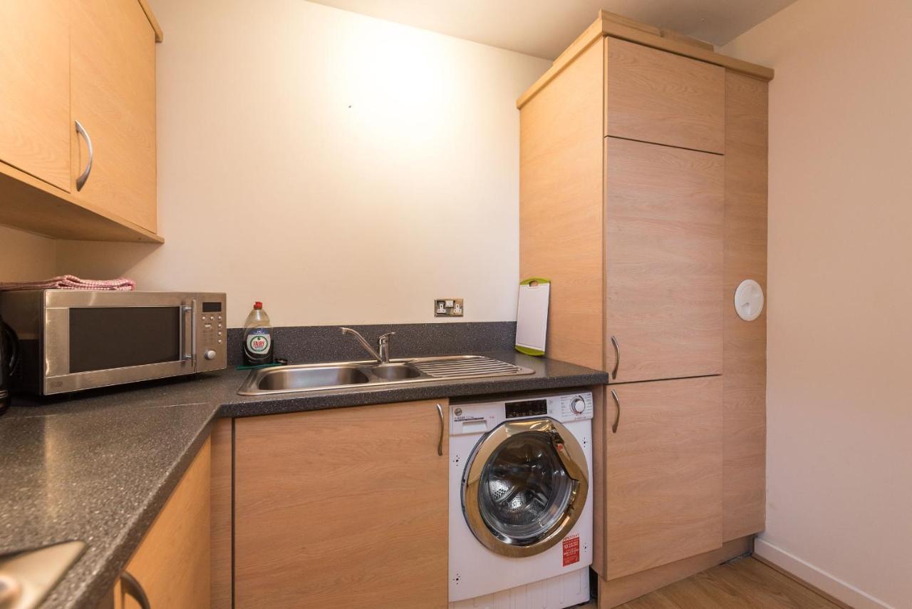 Elegant 2 Bedroom City Centre Apartment - Free Parking - Private Balcony EDI Kültér fotó