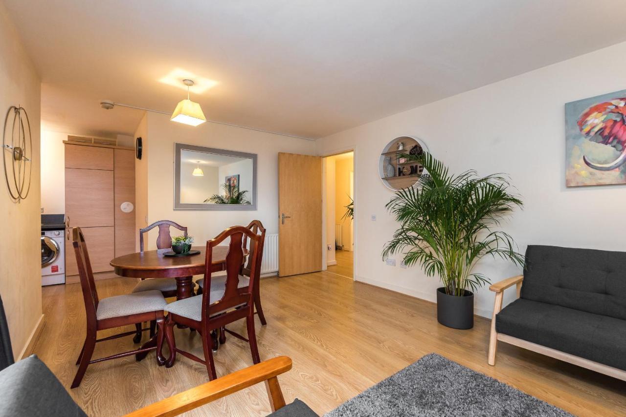 Elegant 2 Bedroom City Centre Apartment - Free Parking - Private Balcony EDI Kültér fotó